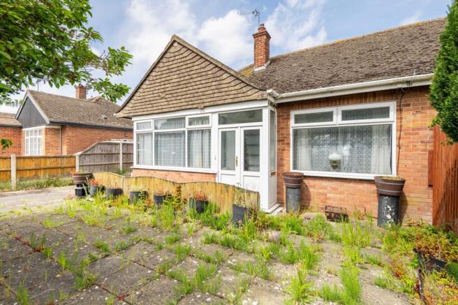 2 bed property, in Elm Avenue, £180,000