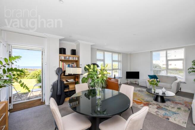 2 bed property, in Marine Gate, £330,000