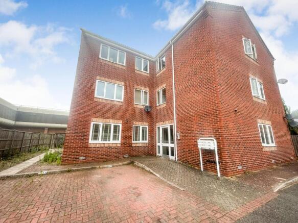 1 bed property, in Fairway Drive, £110,000