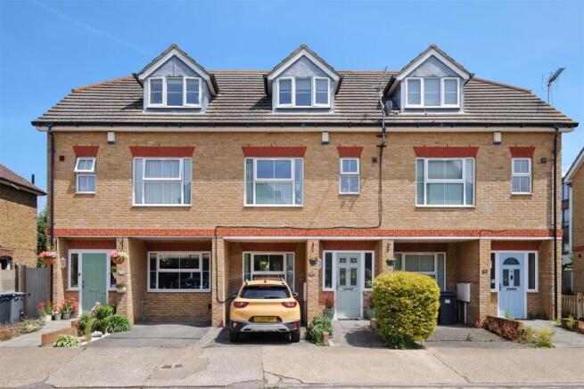 3 bed property, in Westmeads Road, £379,950