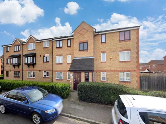 1 bed property, in Danbury Crescent, £155,000