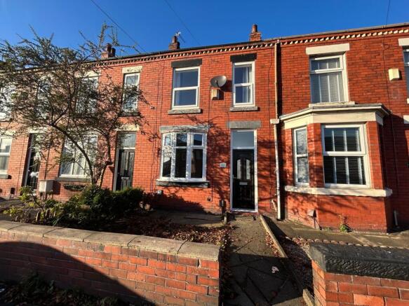 2 bed property, in Newearth Road, £225,000