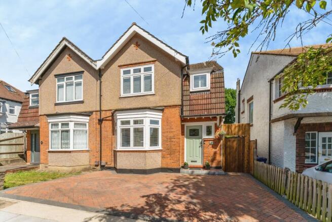 3 bed property, in Cedar Lawn Avenue, £850,000