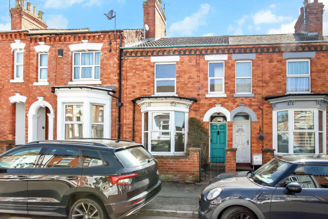 2 bed property, in Knox Road, £170,000