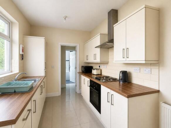 5 bed property, in Artizan Road, £350,000