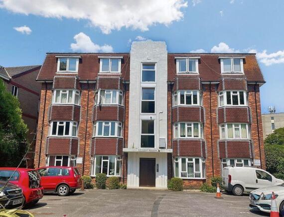 1 bed property, in Queensbury Mansions, £165,000