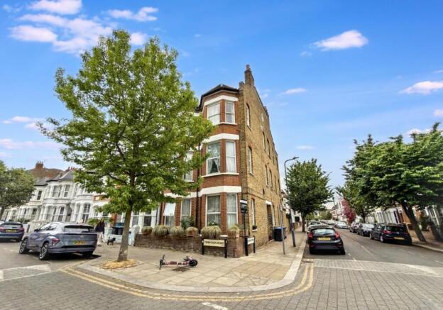 1 bed property, in 63A Tennyson Road, £400,000