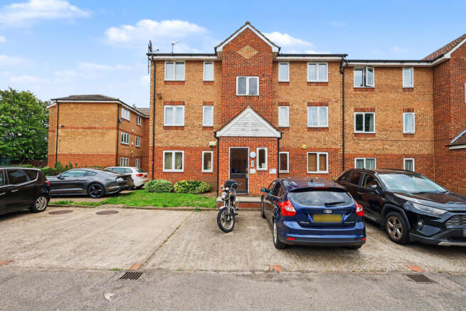 1 bed property, in Fenman Gardens, £150,000