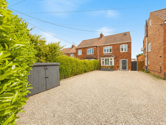 4 bed property, in Highfields Road, £600,000