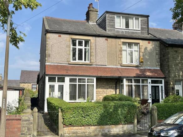 2 bed property, in Wood Street, £235,000