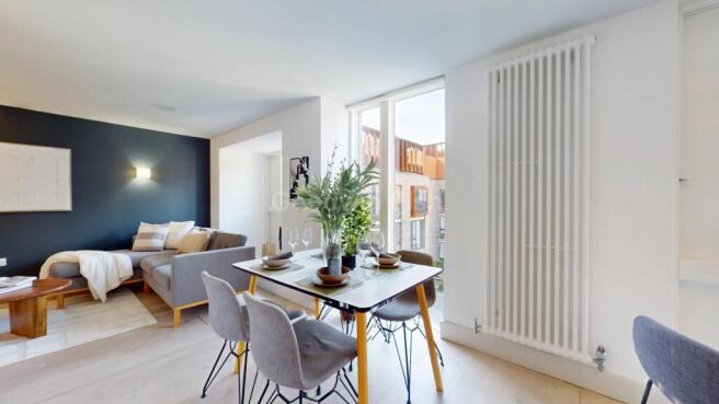 3 bed property, in Roof Gardens, £450,000