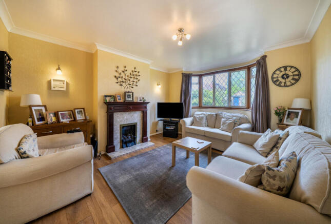 3 bed property, in Heatherset Gardens, £600,000