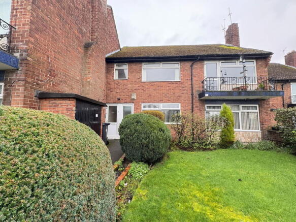 2 bed property, in Altway Court, £125,000