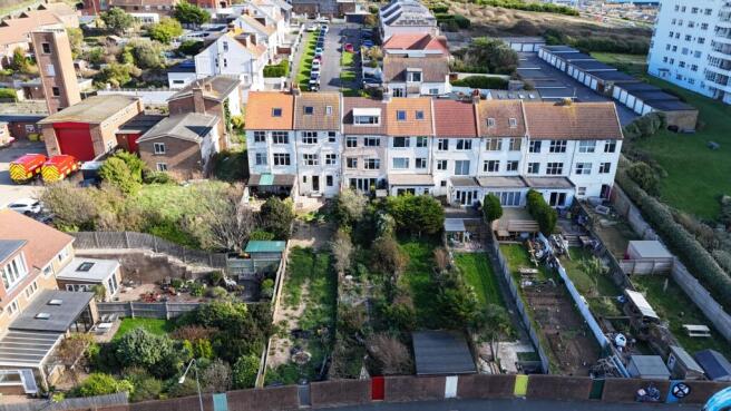 3 bed property, in Cliff Road, £350,000