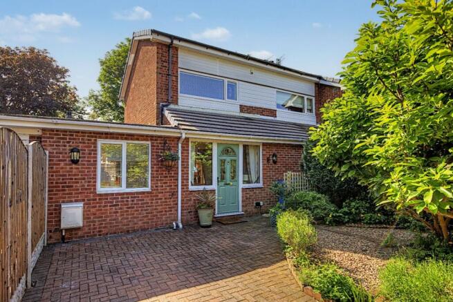 2 bed property, in Clover Croft, £400,000
