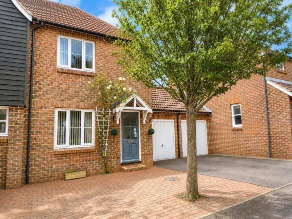 2 bed property, in St. Michaels Close, £285,000