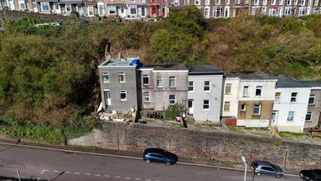 2 bed property, in North Hill Road, £80,000