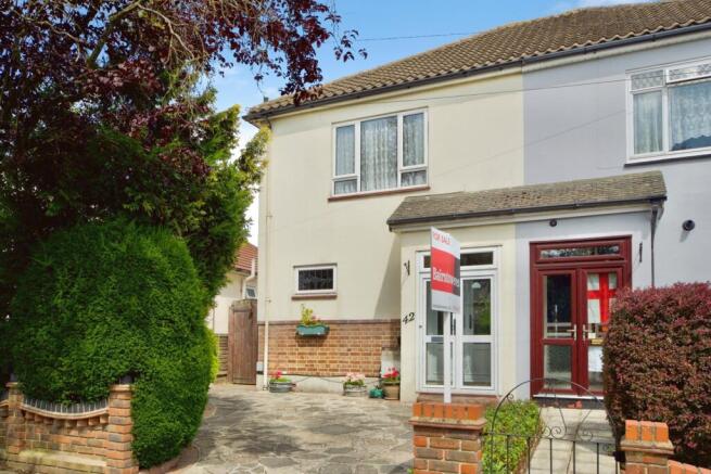 3 bed property, in Felstead Road, £450,000