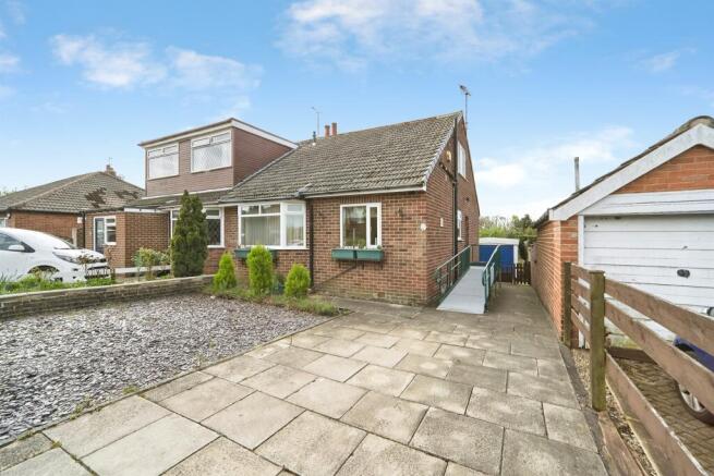 2 bed property, in Buckstone Avenue, £325,000