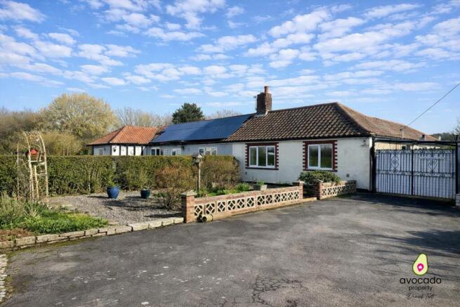 2 bed property, in Brograve Farm Cottages, £250,000