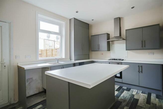 2 bed property, in Stanley Street, £80,000