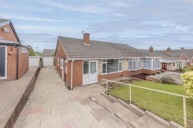 2 bed property, in Turnberry Drive, £215,000