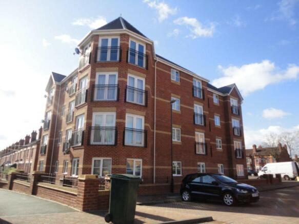 2 bed property, in Signet Square, £130,000