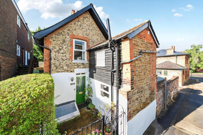2 bed property, in Drummond Road, £525,000