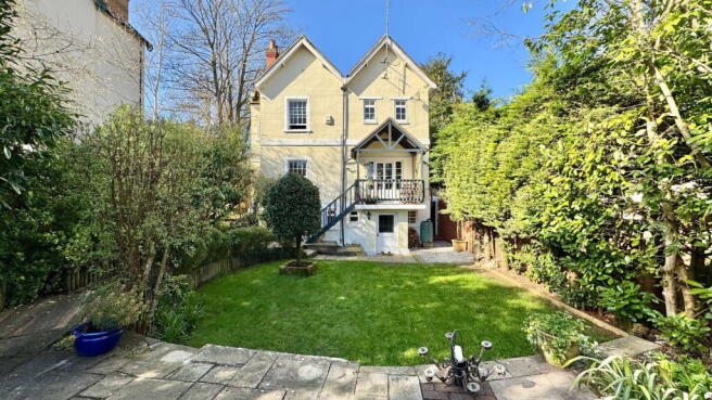 5 bed property, in Newtown Road, £850,000