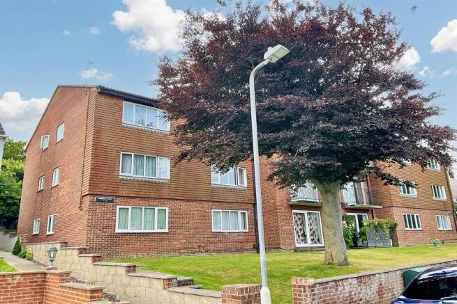 1 bed property, in Cameron Court, £110,000