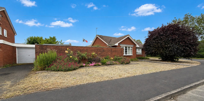 2 bed property, in Harriers Green, £290,000