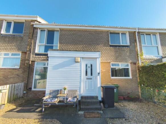 2 bed property, in Lyndhurst Road, £58,000