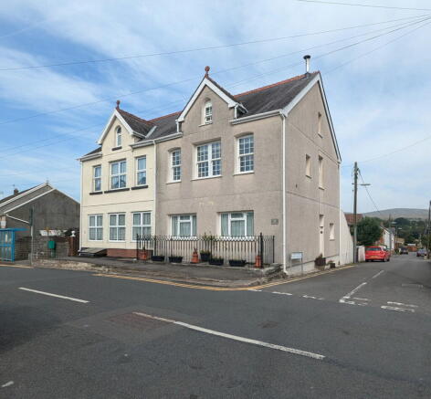 3 bed property, in Gwilym Road, £275,000