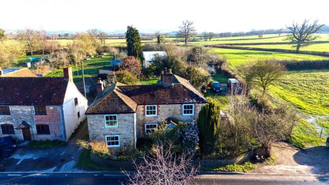 4 bed property, in Fiddleford, £585,000