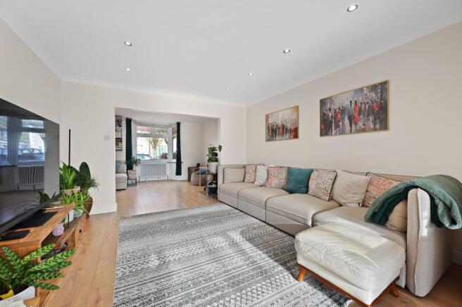 5 bed property, in Belvue Road, £700,000