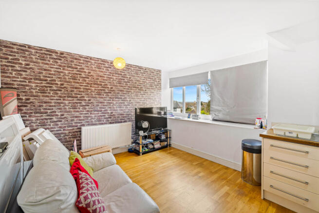 1 bed property, in Ref: Gk - 90 Woodlands Road, £170,000