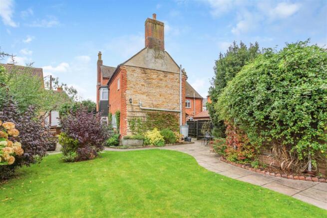 4 bed property, in High Street, £680,000