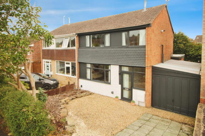 3 bed property, in Waterloo Road, £265,000