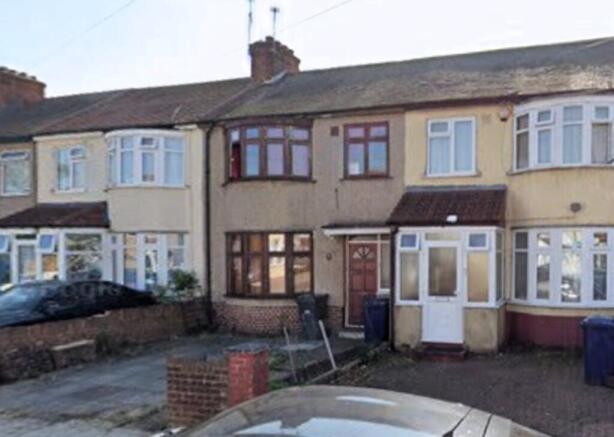 3 bed property, in Sunnycroft Road, £550,000