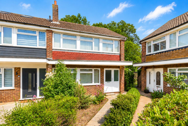 4 bed property, in Lys Hill Gardens, £575,000