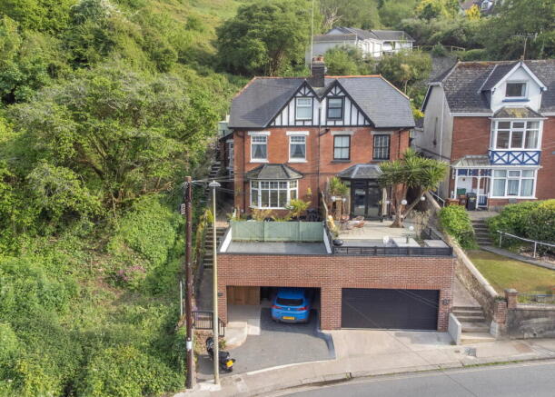 4 bed property, in Victoria Road, £650,000