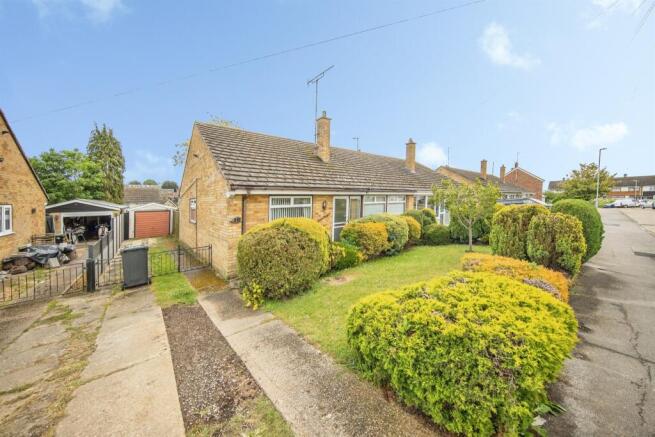 3 bed property, in Holcombe Crescent, £190,000