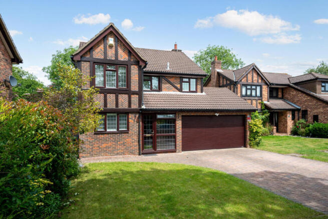 4 bed property, in Ilex Crescent, £625,000