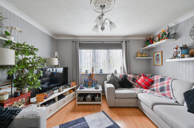 3 bed property, in Hamilton Close, £750,000