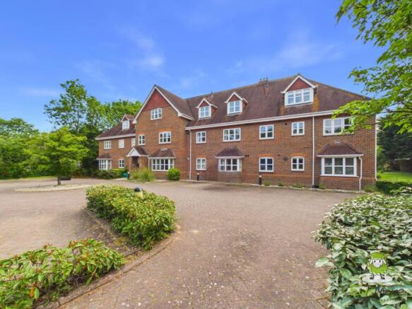 1 bed property, in Wessex Grange Reading Road, £180,000