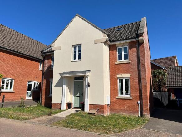 5 bed property, in Brickfields Drive, £425,000