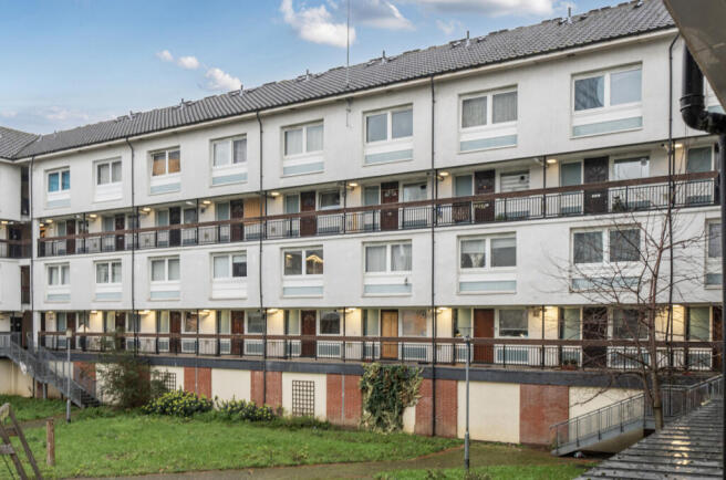2 bed property, in Queensdale Crescent, £325,000