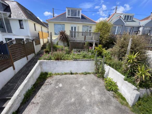 5 bed property, in Upper Hillcrest, £300,000