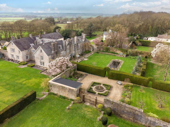 5 bed property, in Nash Manor, £1,350,000