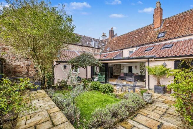 3 bed property, in Exceptionally attractive, £700,000